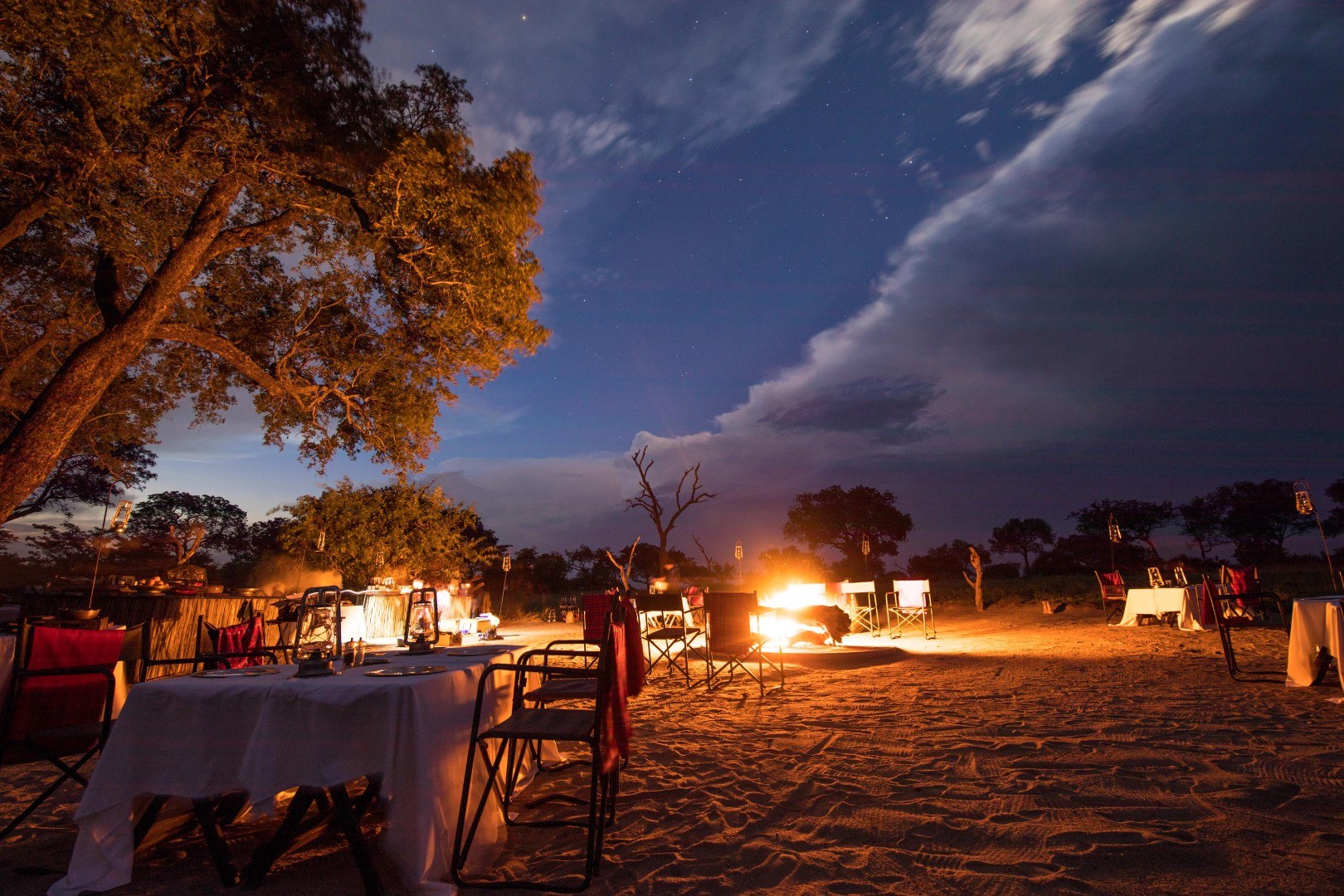 Cena bajo las estrellas al calor de la fogata