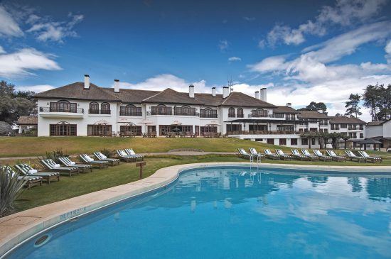 Blick auf das Anwesen und Pool des Mount Kenya Safari Club in Kenia