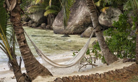 Eine Hängematte am Strand auf den Seychellen