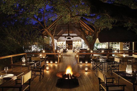 Abendessen bei Lagerfeuer in den Baumkronen im Londolozi Tree Camp