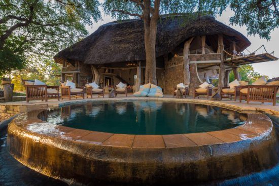 Ein Erfrischungspool vor einer Unterkunft des Luangwa Safari House