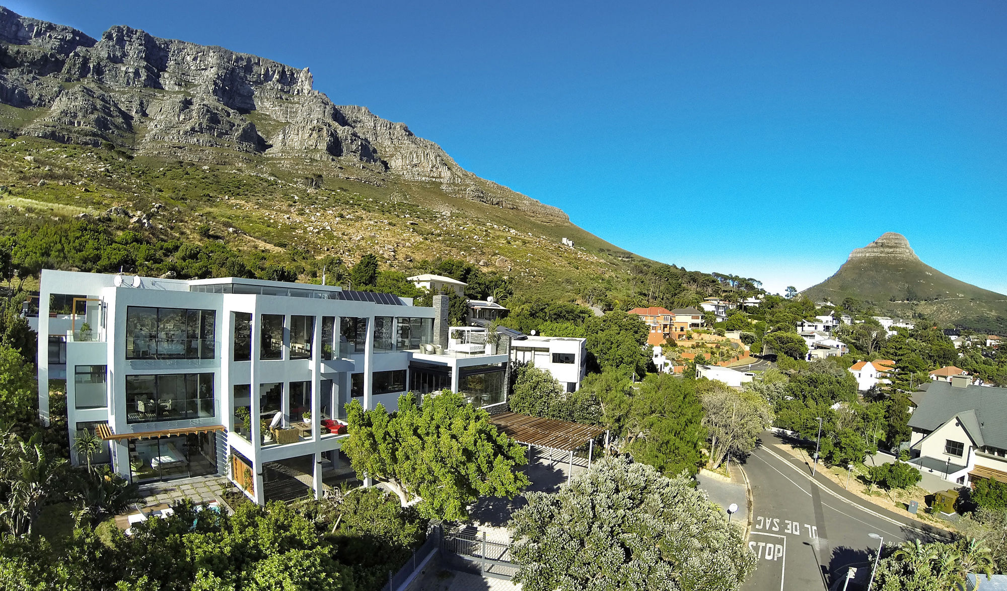 MannaBay vu du ciel et au pied de Table Mountain au Cap