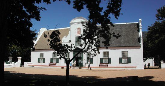 Edifício de estilo holandês do Cabo na fazenda de vinho Groot Constantia