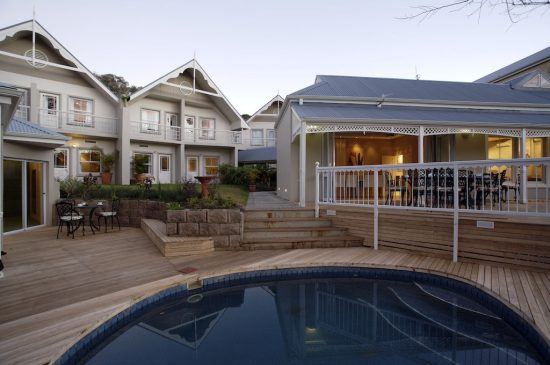 Blick auf die charmante Unterkunft Quarry Lake Inn (Eastern Cape) mit Pool