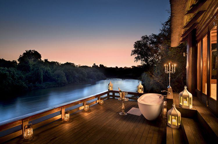 Terrasse privée du lodge safari Royal Chundu, Relaix & Château, avec baignoire en extérieure