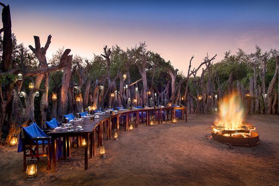 Traditionelle Boma mit romantischer Beleuchtung in der Royal Chundu River Lodge