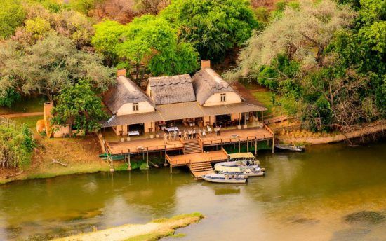 Die Royal Zambesi Lodge am Ufer des Sambesi aus der Vogelperspektive