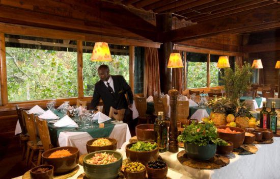 Prunkvolle Tischdekoration in der Serena Mountain Lodge in Kenia