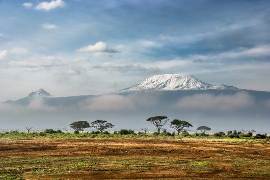 A pitoresca savana no Quênia com o Kilimanjaro ao fundo