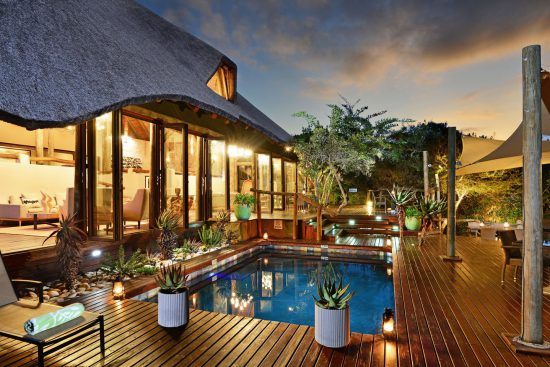 Poolbereich der Shamwari Bayethe Lodge bei Sonnenuntergang