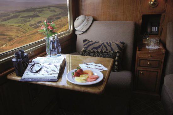 Safari-Hut, Ferngläser und Snacks liegen neben einem Fenster des Blue Train bereit