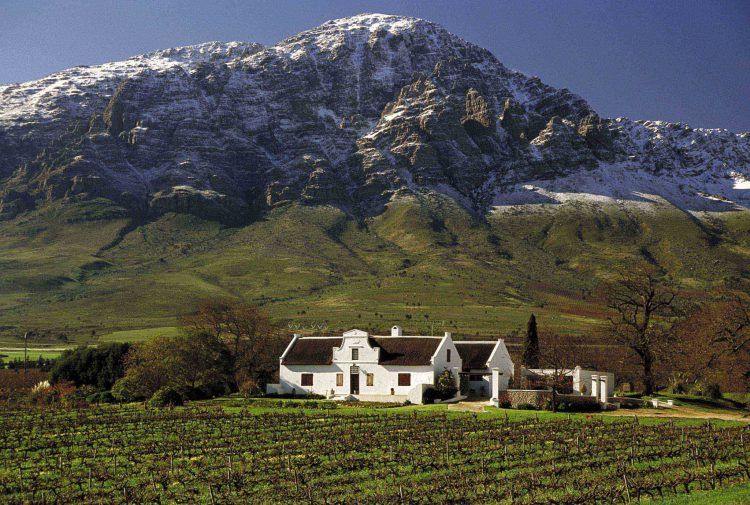 Manoir de style Cape Dutch Architecture dans la vallée de Ceres avec les montagnes enneigées en fond : l'une des idées de weekends autour du Cap