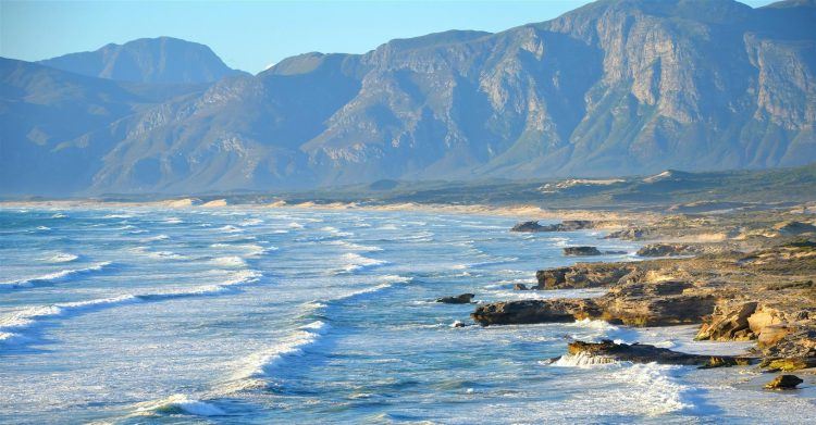 Montagnes face à la mer sur la Route des Jardins en Afrique du Sud