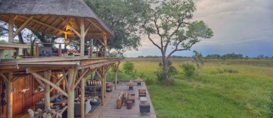 Aussichtsdeck und Essbereich der zweistöckigen Xudum Okavango Delta Lodge mitten im Busch