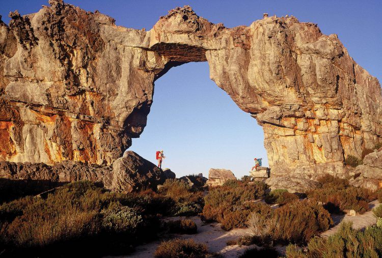 Arche Wilfberg et lumières du soir au soleil couchant à Cederberg, Afrique du Sud