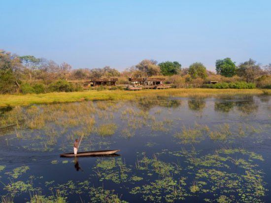 Anja in Botswana: Ein Mann in einem Mokoro im Okavango Delta