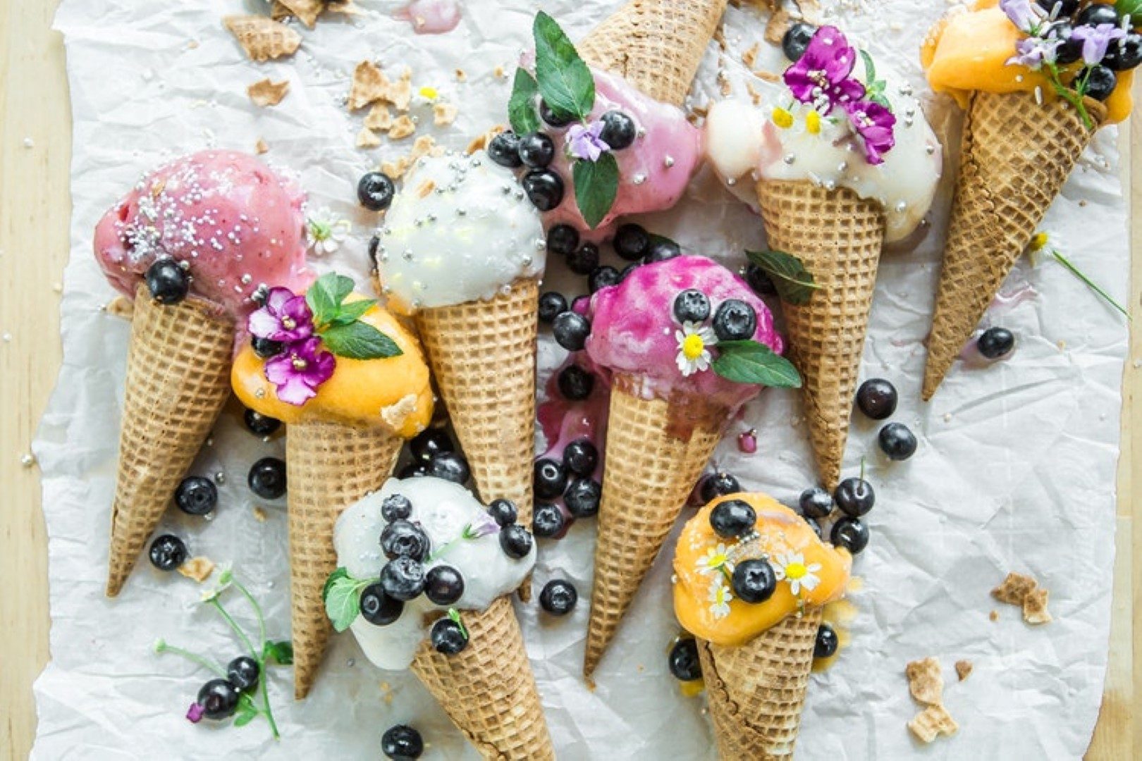 Buntes Eis in Waffeln mit Beeren