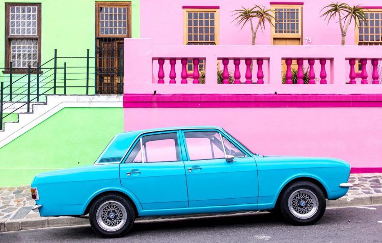 Voiture bleue dans les rues colorées de Bo-Kaap au Cap