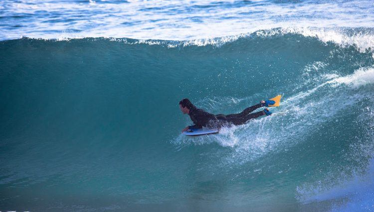 Surfeur dans la vague. 