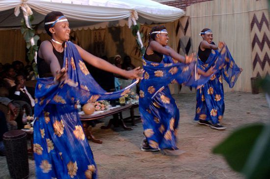 Tänzerinnen in traditioneller Kleidung