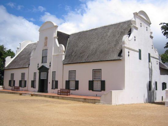 Das weiße Manor House von Groot Constantia im Kap-Weinland in typisch kapholländischer Architektur