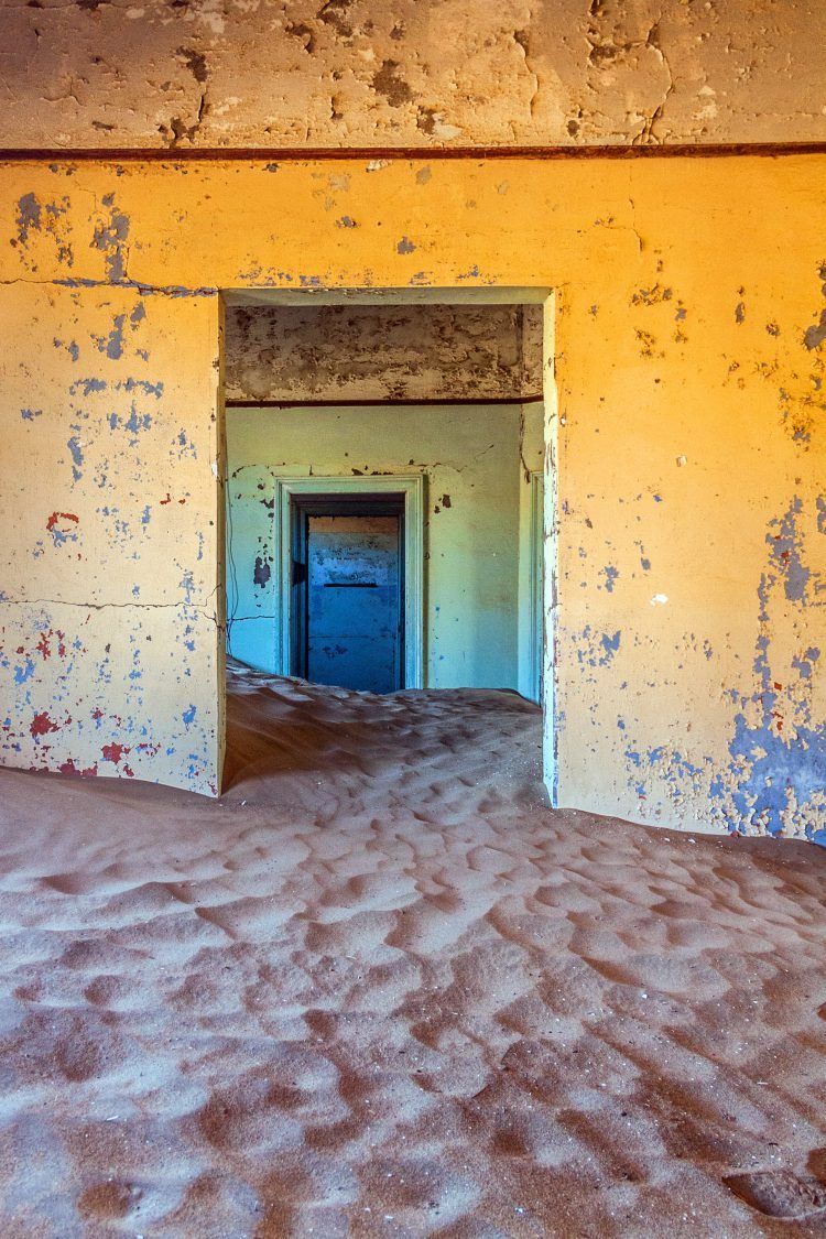 Habitation ensevelie par le sable dans la ville de Kolmanskop en Namibie.