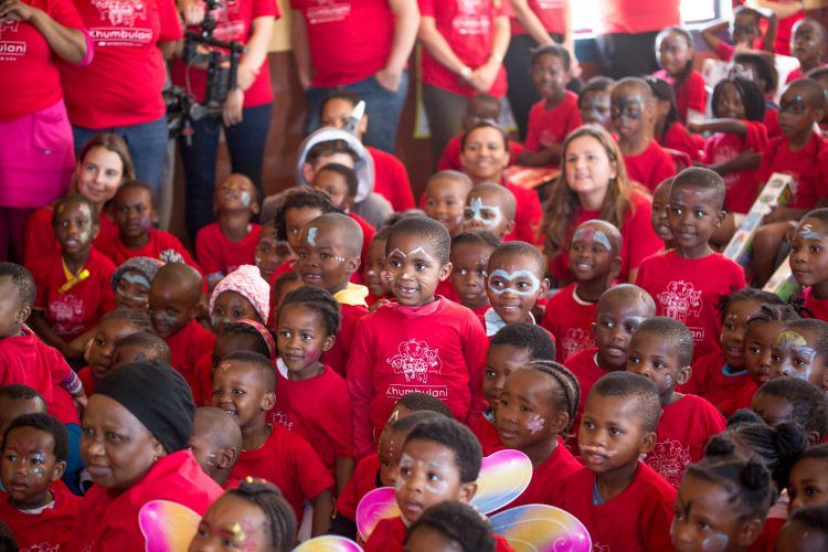 Enfants assistant à un spectacle de magicien à Khumbulani