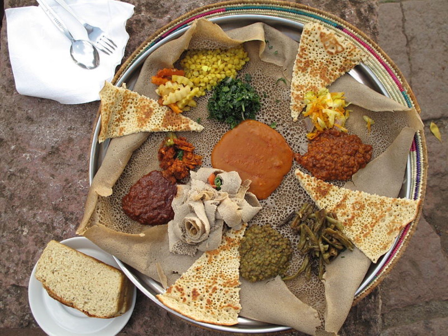 Äthiopisches Gericht mit Fladenbrot und Curry