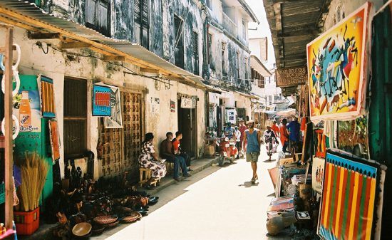 Arte africana exposta em um beco de Stone Town