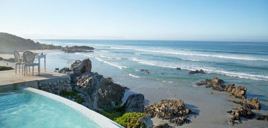 Frühstück am Pool des Birkenhead House direkt an einem wunderschönen Strand