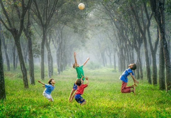 Kinder spielen im Park