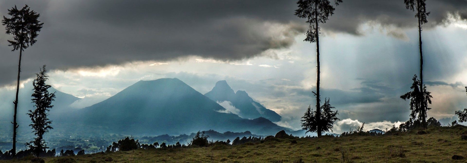 Panorama do Parque Nacional dos Vulcões em Ruanda, África Oriental