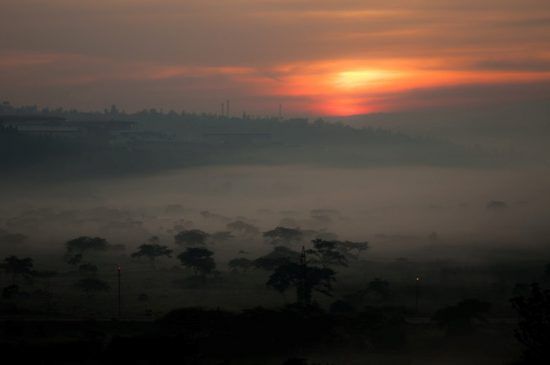 Neblige Landschaft bei Sonnenaufgang