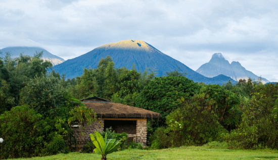 Die Mountain Gorilla View Lodge vor einer Bergkulisse in Ruanda