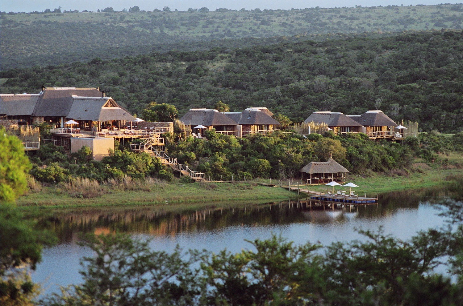 Le lodge Pumba Water Lodge offre des vues imprenables sur le lac et ses couchers de soleil, idéal pour un safari autour du Cap.