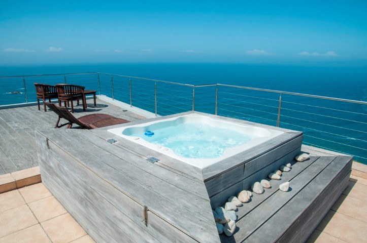 Swimmingpool mit atemberaubender Aussicht auf den Indischen Ozean in Knysna