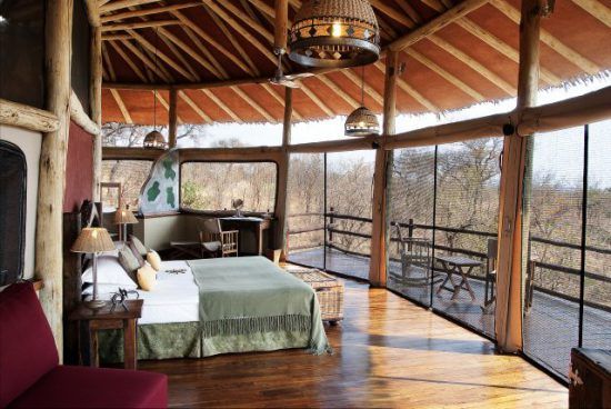 Schlafbereich mit Aussicht in der Tarangire Treetops Lodge