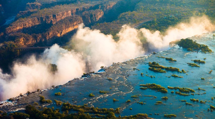 Vue aérienne de la "fumée qui gronde" des Chutes Victoria, Zambie