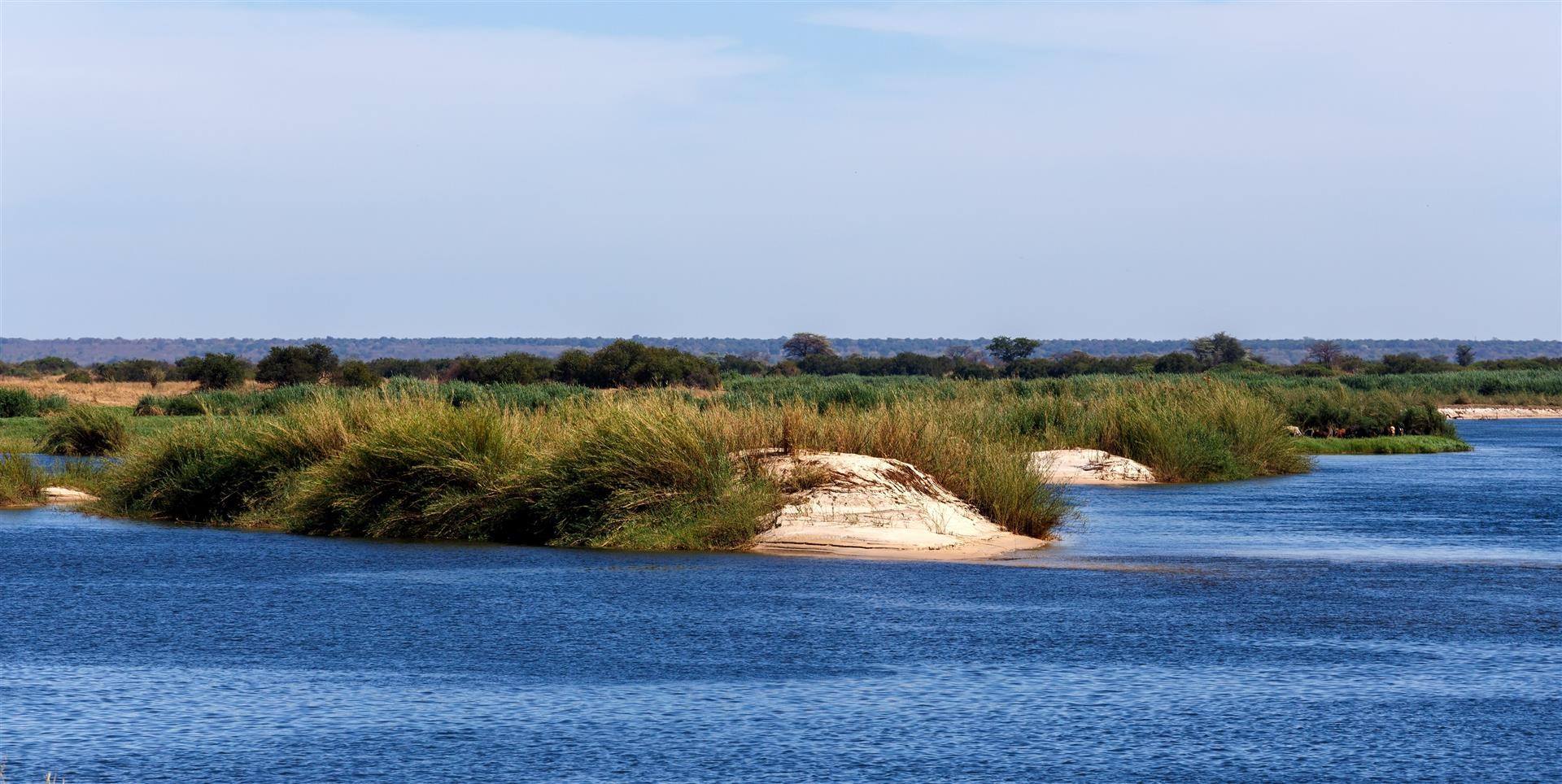 Paysages humides et bande de Caprivi contrastant avec l'aridité des déserts namibiens.