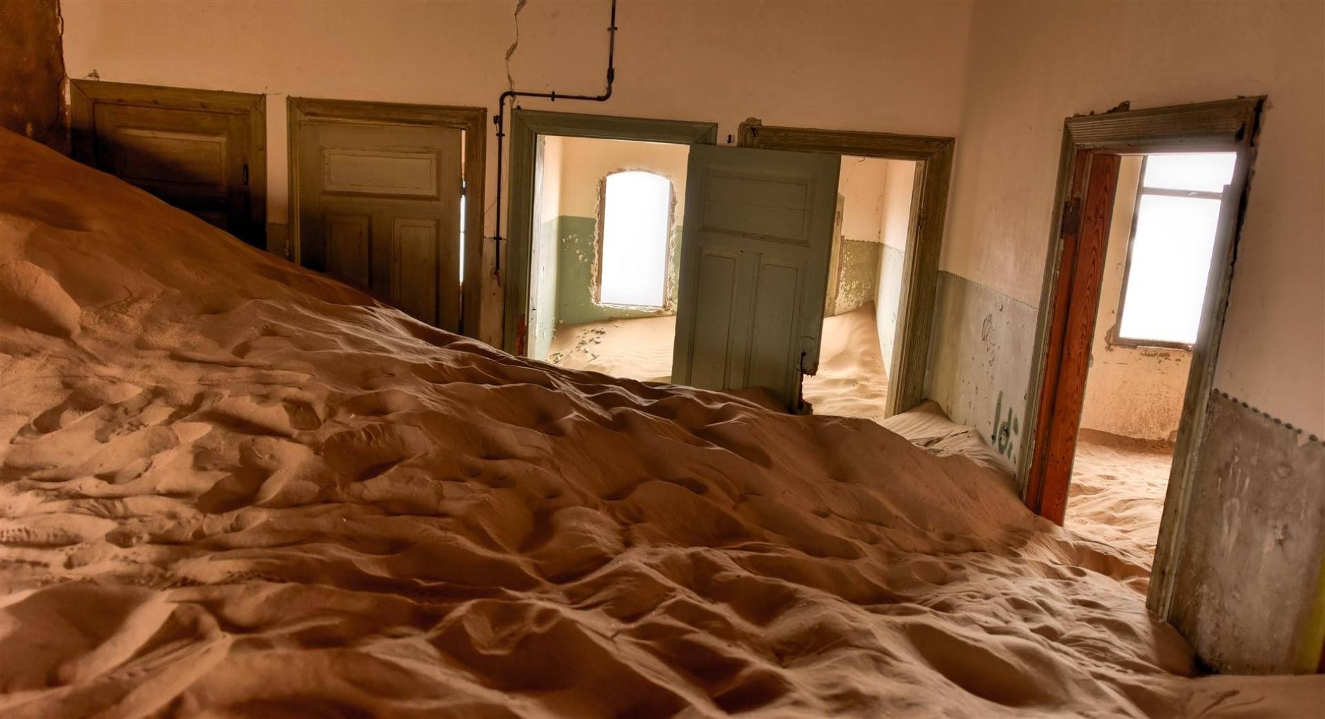 Kolmanskop et ses maisons abandonnées, recouvertes de sable.