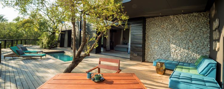 Suite et terrasse privative dans le lodge safari de Silvan dans la réserve privée de Sabi Sand.