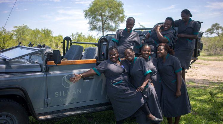 Staff Silvan, photo de groupe de l'équipe de Silvan Safari devant un 4x4 dans la savane lors d'un safari.