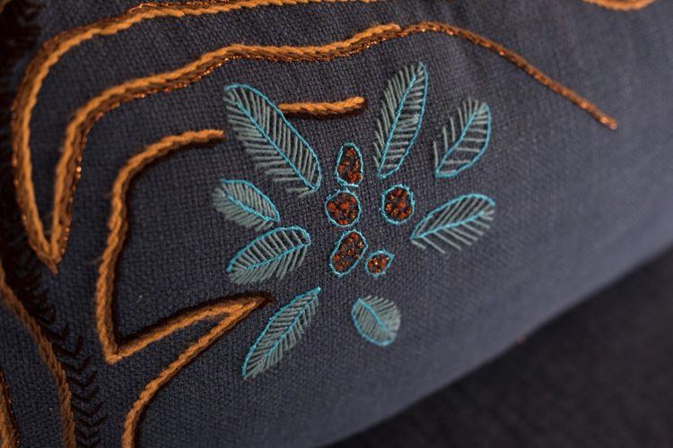 Détail de broderie sur le canapé dans les suites de Silvan Safari.