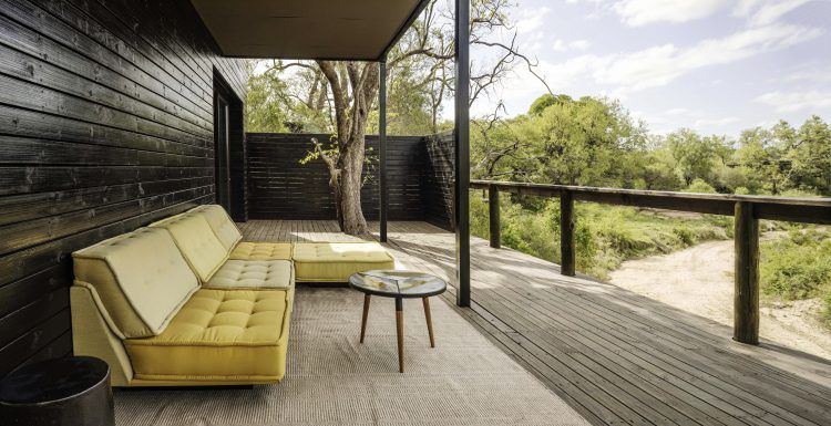 Terrasse de la suite Cassia avec vue directe sur la savane à Silvan Safari.