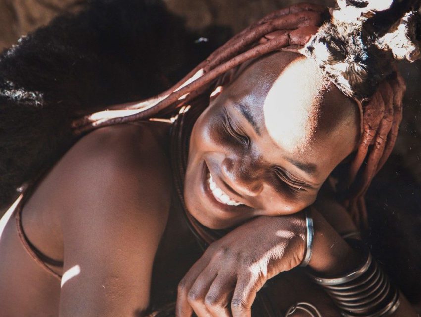 Himba mit der traditionellen Hautbemalung aus Tonerde