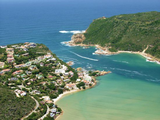 Küstenabschnitt und türkisblaue Lagune in Knysna - Garden Route in 3 Tagen