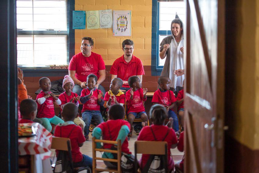 Los Rhinos jugando con los niños