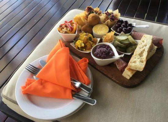 Willkommenssnacks in der Lukimbi Safari Lodge: Oliven, Käse, Schinken und Brot lecker angerichtet