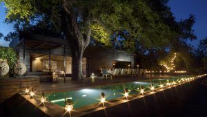 Vue de la piscine de Silvan Safari, réserve de Sabi Sand, Afrique du Sud. L'un des meilleurs lodges pour combiner safari et plage