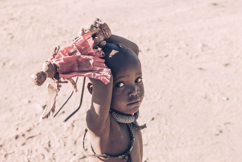 Schüchterne Himba in Namibia